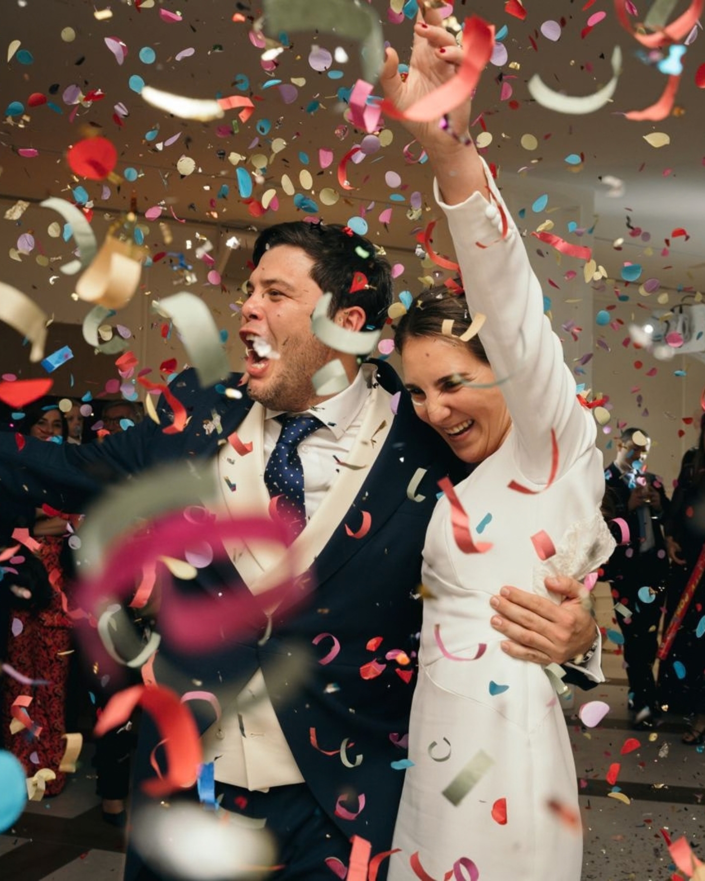 Pareja de novios celebrando el inicio de la fiesta tras el baile nupcial en Palacio de la Margarita en Collado Villalba Madrid