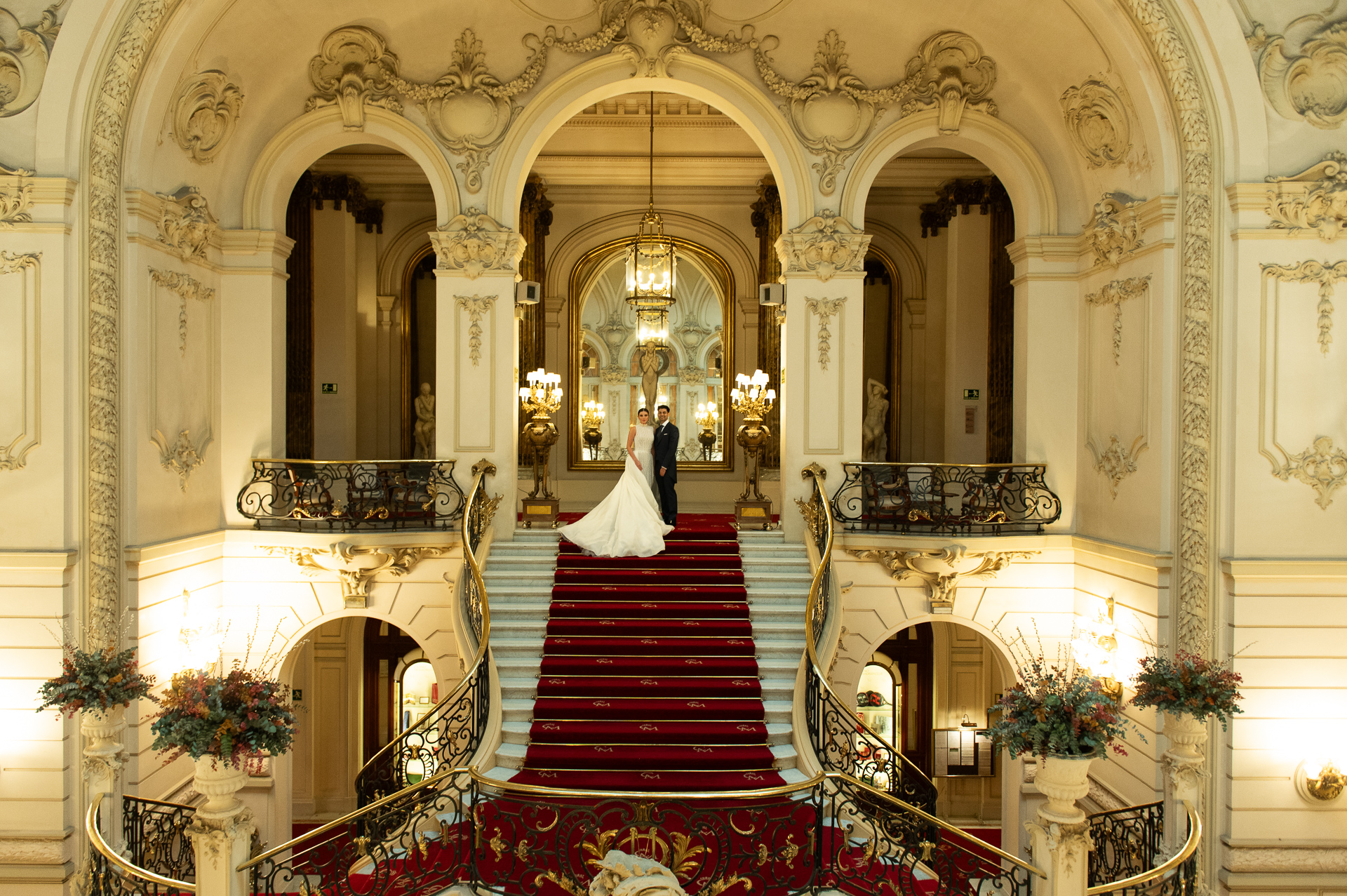 Novios en una boda internacional de destino en el Casino de Madrid